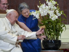 Pope惊叹于新加坡的摩天大楼，并要求不要忘记最底层的移民工人